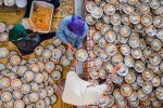 Tres voluntarias sirven 1000 platos de pollo y arroz preparados para el Iftar, una cena en la ...jpg