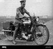 t-e-lawrence-en-su-motocicleta-superior-de-braspero-2arc8k1.jpg