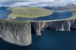 Sorvagsvatn, el lago que pende sobre el océano. Islas de las Islas Feroe..jpg