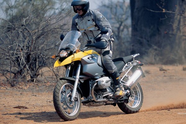 La BMW R 1200 GS presentada en el año 2004 era mucho más ligera y mantenía el faro asimétrico.